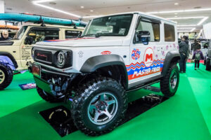 Current Suzuki Jimny Sierra and previous generation Jimny with a 5-inch lift-up customized by MASTERPIECE