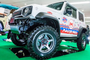 Current Suzuki Jimny Sierra and previous generation Jimny with a 5-inch lift-up customized by MASTERPIECE