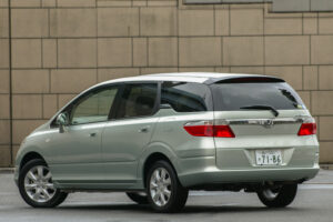 Honda's station wagon 'Airwave' introduced in 2005