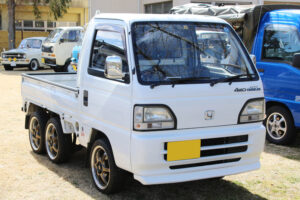 Acty Crawler, a manufacturer's genuine 6-wheel light truck launched by Honda in 1994