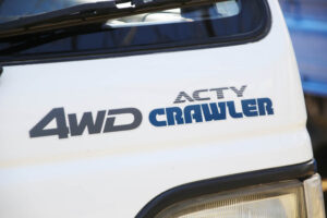 Acty Crawler, a manufacturer's genuine 6-wheel light truck launched by Honda in 1994