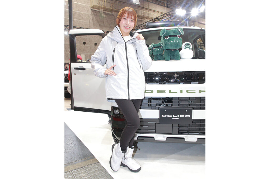 Companions decorated the booths at the Osaka Auto Messe