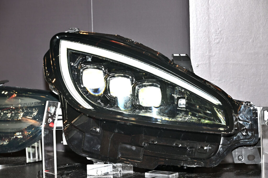 Image of the lighting of the headlights for GR86/BRZ