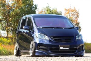 Honda Freed: One-off combination of BMW 1 Series bumper and stock bumper