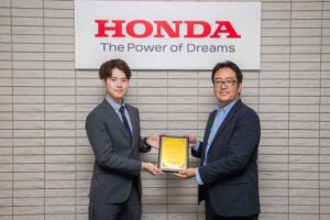 Mr. Toshiaki Kawanishi (left) of Honda's Advertising and Public Relations Division and Mr. Kobayashi (right), Chairman of the Osaka Auto Messe Organizing Committee 