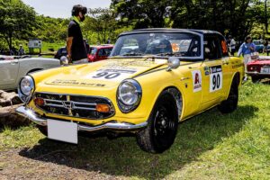 Honda S800 with students of Honda Technical College Kanto