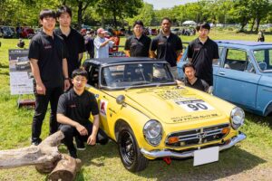 Honda S800 with students of Honda Technical College Kanto