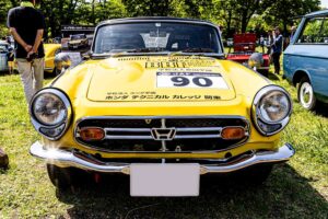 Honda S800 with students of Honda Technical College Kanto