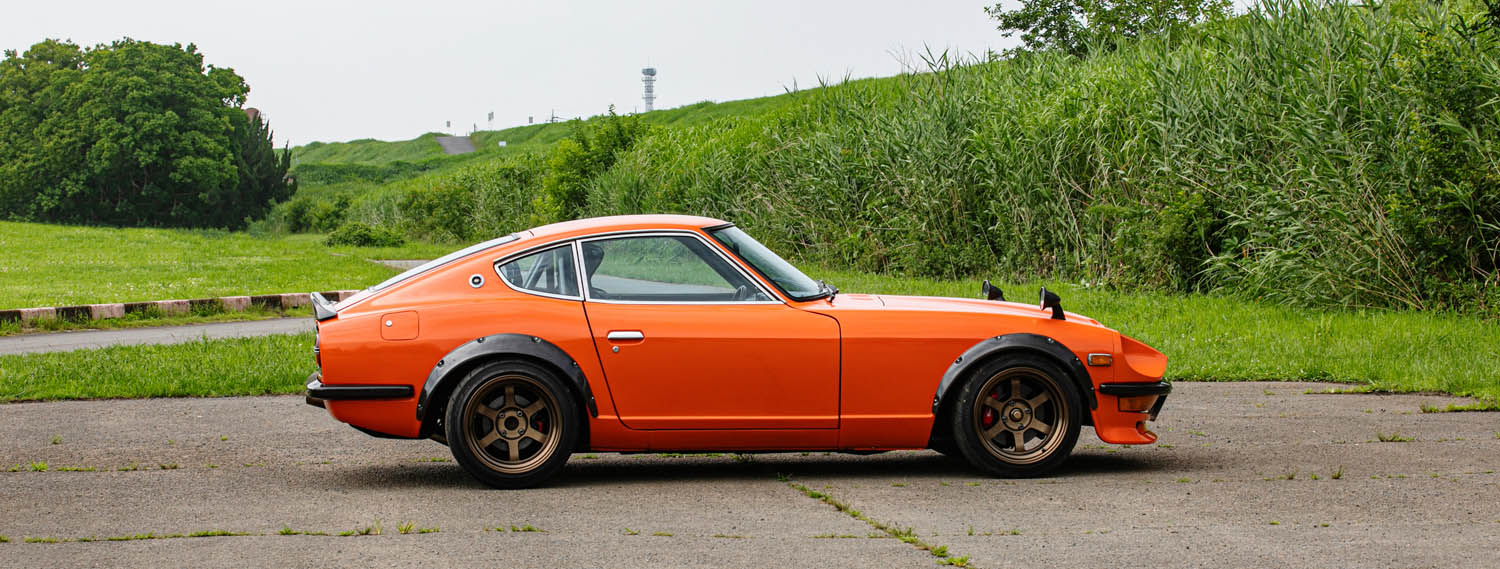 The Ageless Z: How a 20-Year-Old’s First Drive in a 1971 Nissan S30 Z Unveils a Classic’s Charm