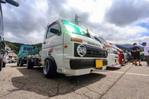 Lowered Kei-car Daihatsu Hijet In Cool 80's Style